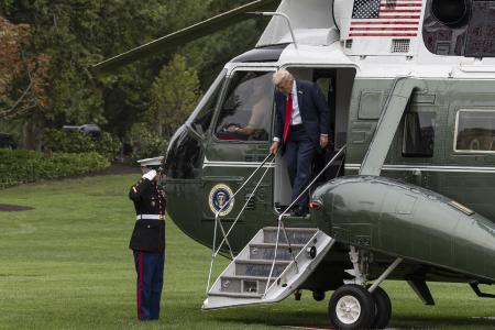 米大統領専用ヘリ、マリーンワンから降りるトランプ大統領=9月、ホワイトハウス南庭(ゲッティ=共同)
