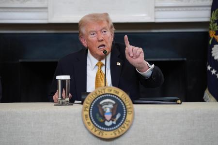 ホワイトハウスで記者団の取材に応じるトランプ米大統領=23日、ワシントン(AP=共同)