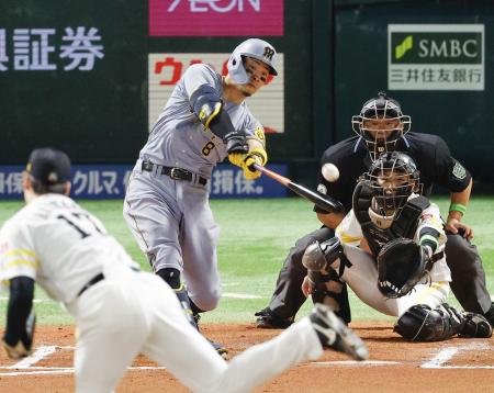 6回阪神1死三塁、佐藤輝が右中間に適時二塁打を放つ。投手有原、捕手海野=みずほペイペイドーム