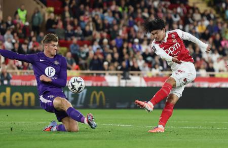 サッカーのフランス1部リーグで25日、トゥールーズ戦にフル出場したモナコの南野拓実(右)=モナコ(ロイター=共同)