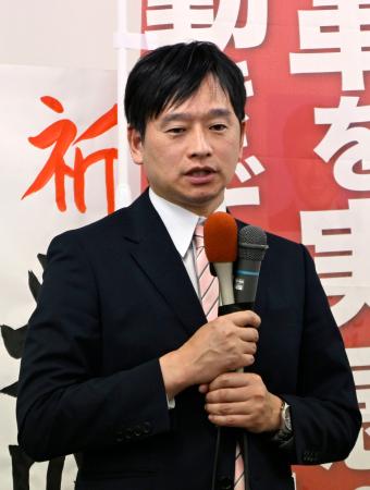 新潟県上越市長選での落選が決まり、支持者らを前に敗戦の弁を述べる現職の中川幹太氏=26日午後、新潟県上越市