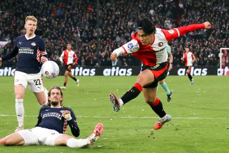 PSVアイントホーフェン戦でプレーするフェイエノールトの上田(右)=ロッテルダム(共同)