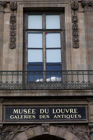 容疑者が侵入したとみられるルーブル美術館のバルコニー。割られた窓は修復された=26日、パリ(ロイター=共同)