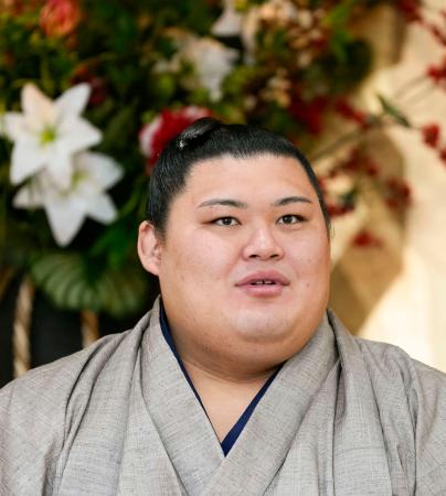 大相撲九州場所の番付が発表され、記者会見する横綱大の里=27日、福岡市