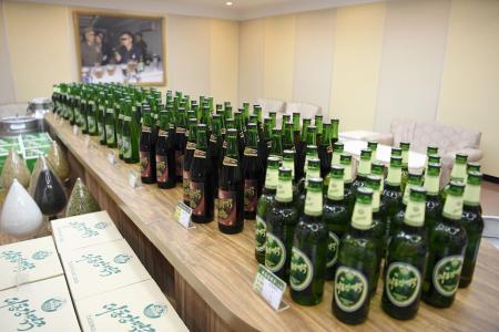 「大同江ビール」の工場に並ぶ製品=2019年9月、平壌(共同)