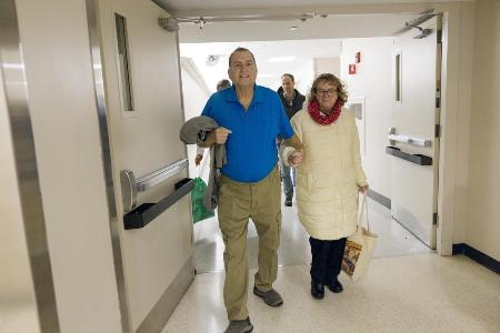 2月、ブタ腎臓の移植手術を受けた米マサチューセッツ総合病院を出るティム・アンドリュースさん(左)(KATE・FLOCK/同病院提供)