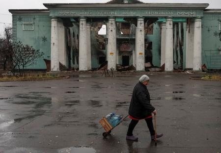 ロシア軍の攻撃にさらされる前線の町で水を運ぶ住民=27日、ウクライナ東部ドネツク州(ロイター=共同)