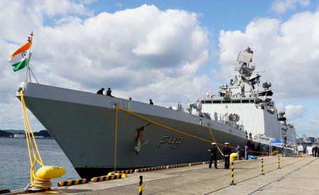 海上自衛隊佐世保基地に寄港したインド海軍のフリゲート艦サヒヤードリ=28日午前、長崎県佐世保市