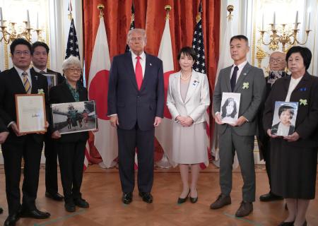 横田早紀江さん(左から3人目)ら、北朝鮮による拉致被害者家族と面会するトランプ米大統領(中央左)と高市首相(同右)=28日、東京・元赤坂の迎賓館(ゲッティ=共同)