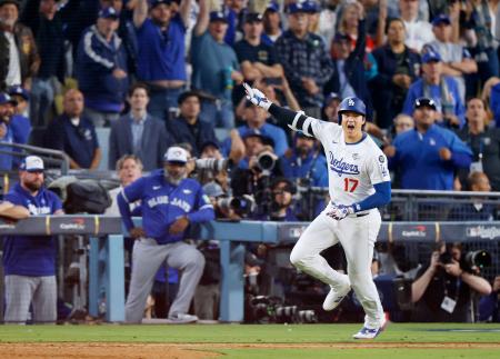米大リーグ・ブルージェイズとのワールドシリーズ第3戦の7回、この試合2本塁打目となる同点ソロを放ちポーズをとるドジャース・大谷翔平=27日、ロサンゼルス(共同)