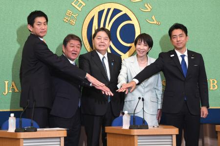 9月24日、自民党総裁選の立候補者討論会で写真に納まる候補5氏=東京・内幸町の日本記者クラブ