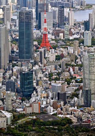 東京都心に位置する米軍専用施設「赤坂プレスセンター」(下)=28日午後(共同通信社ヘリから)