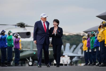 米海軍の原子力空母ジョージ・ワシントンの艦上を歩く高市首相(右)とトランプ米大統領=28日、神奈川県横須賀市(AP=共同)