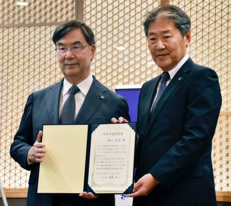 ノーベル生理学・医学賞の受賞が決まり、大阪府吹田市から市長特別賞を贈呈された坂口志文大阪大特別栄誉教授(左)=28日午後、大阪府吹田市