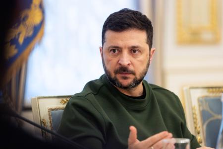 27日、ウクライナ・キーウの大統領府で取材に応じるゼレンスキー大統領(大統領府提供・共同)