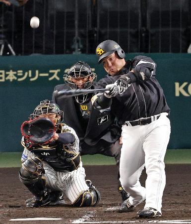 4回ソフトバンク1死、山川が中越えに同点ソロを放つ。捕手坂本=甲子園