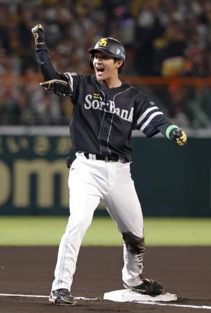 6回、適時三塁打を放ち、ガッツポーズするソフトバンク・柳町=甲子園