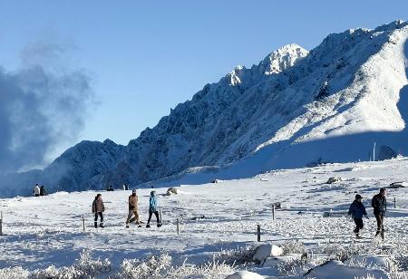 　初冠雪を観測した北アルプス立山の室堂＝２９日午前、富山県立山町（立山黒部貫光提供）