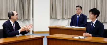 福島県庁で内堀雅雄知事(左)と会談する鈴木農相=29日午後