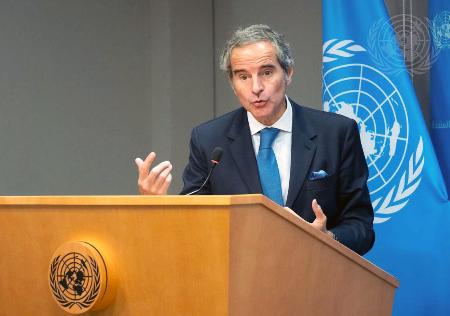 29日、ニューヨークの国連本部で記者会見するIAEAのグロッシ事務局長(国連提供・共同)