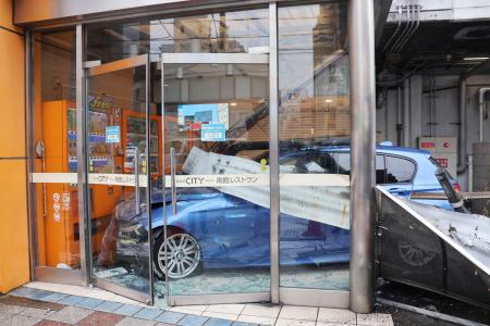 大阪・難波の商業施設に突っ込んだ乗用車=31日午後0時50分