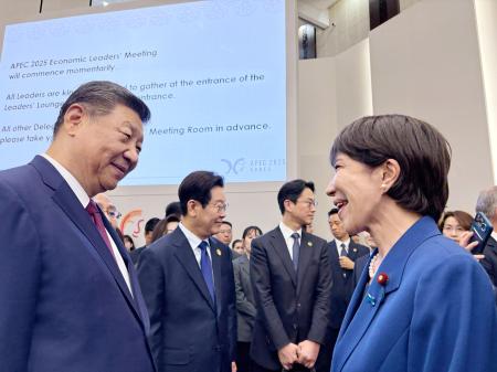 APEC首脳会議前に中国の習近平国家主席(左)とあいさつを交わした高市首相=31日、韓国・慶州(高市首相のXから)