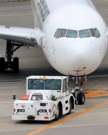 航空機をけん引するトーイングトラクター=10月、羽田空港