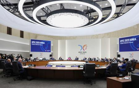 韓国・慶州で開幕したAPEC首脳会議の会合=31日(内閣広報室提供・共同)