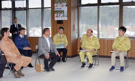 　石川県穴水町を訪れ、農業関係者らと意見交換する鈴木農相（右端）＝１日午後