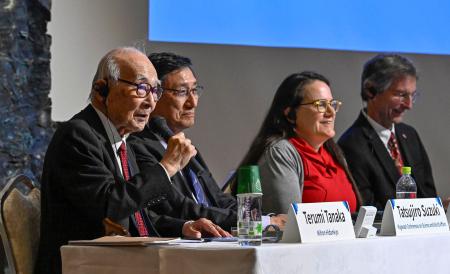パグウォッシュ会議で登壇した被団協の田中熙巳代表委員(左端)ら=1日午後、広島市