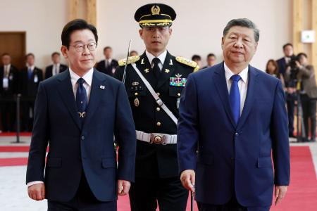 公式歓迎行事に出席した中国の習近平国家主席(右)と韓国の李在明大統領=1日、韓国・慶州(聯合=共同)