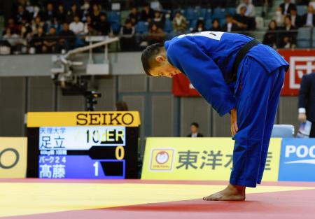 　男子６０キロ級３回戦で敗れ、一礼する高藤直寿＝千葉ポートアリーナ