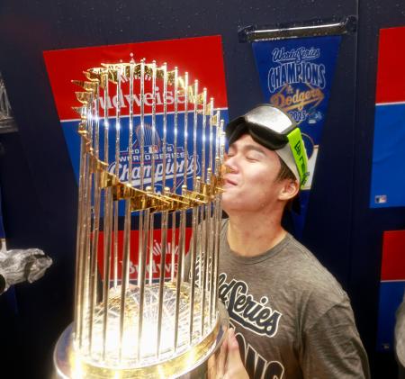 ワールドシリーズ2連覇を果たし、シャンパンファイトでトロフィーと記念撮影するドジャース・山本=トロント(代表撮影・共同)