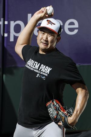 　ブルペンで投球するオリオールズ・菅野＝８月、サンフランシスコ