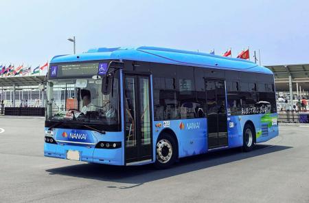 　関西空港内で旅客を送迎することが決まった大阪・関西万博のＥＶバス＝７月、大阪市此花区の夢洲（関西エアポート提供）