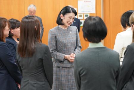 　恩賜財団母子愛育会を訪れ、シンポジウムの参加者らと懇談される紀子さま＝５日午後、東京都港区（代表撮影）