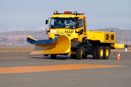 　稚内空港で自動走行の実証実験を行う除雪車＝５日午後