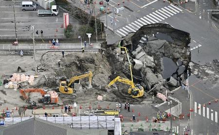 　県道が陥没しトラックが転落した事故現場＝２月、埼玉県八潮市