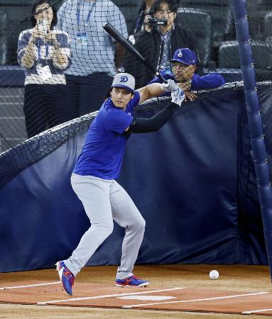 　グラウンドで打撃練習するドジャース・大谷。右はロバーツ監督＝１０月、トロント（共同）
