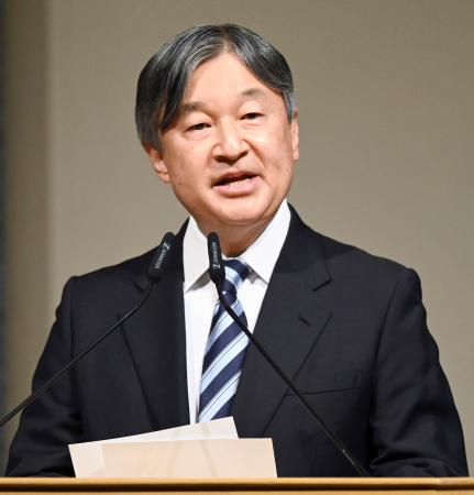 　「２０２５年フォトニクス・電磁波工学研究に関するシンポジウム」の開会式でお言葉を述べられる天皇陛下＝６日午後、千葉市の幕張メッセ（代表撮影）