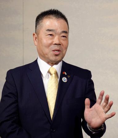 　中国北京市で記者団の取材に答える滋賀県の三日月大造知事＝７日（共同）