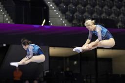 　シンクロナイズド女子準決勝で演技する森ひかる（右）、田中沙季組＝パンプロナ（共同）