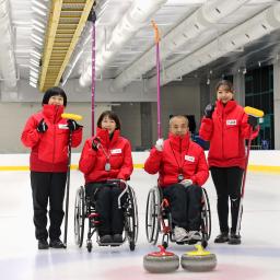 　練習後に写真に納まる小川亜希（中央左）、中島洋治（同右）組とコーチら＝東京辰巳アイスアリーナ