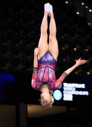 　女子個人準決勝で演技する森ひかる＝パンプロナ（共同）