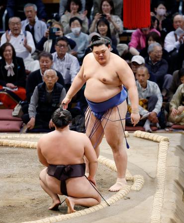 　霧島（手前）をはたき込みで下した大の里＝福岡国際センター