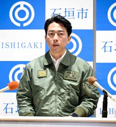 　沖縄県石垣市長と面会後、取材に応じる小泉防衛相＝２２日午後、石垣市役所