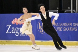 　アイスダンスフリー　演技する櫛田育良（左）、島田高志郎組＝ザグレブ（共同）