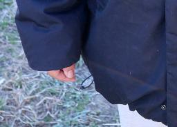 　栃木県小山市で起きた強盗致傷事件について語る住人の男性＝４日、小山市