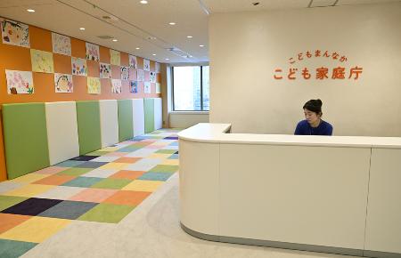 　こども家庭庁にある「こどもまんなか広場」＝２０２３年４月５日、東京都千代田区