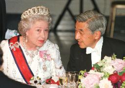 　１９９８年５月、両陛下主催の答礼晩さん会でエリザベス女王と話される天皇陛下（現上皇さま）＝ロンドンのビクトリア・アルバート博物館